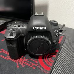 Canon EOS 5D Mark IV DSLR