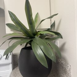 Modern Artificial Plant in Matte Black Pot – Excellent Condition