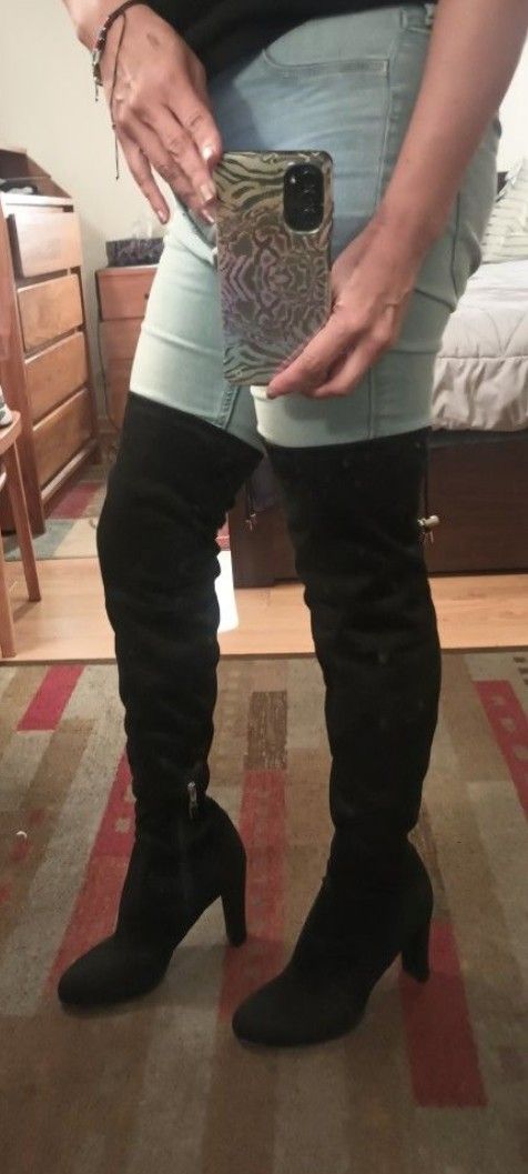 Black Suede Boots 9.5 /Botas Negras Altas 9.5