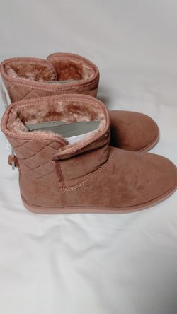 Cerritos.. Old Navy sz 8 fur boots