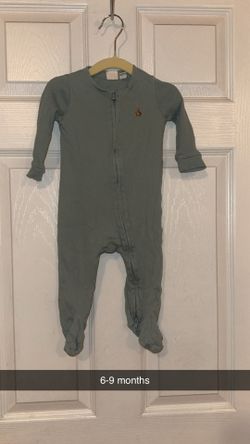 GAP onesie size 6-9 months