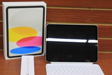 Apple iPad 10th Gen 64GB Wi-Fi Only 10.9" LED Retina w/ Keyboard Case + Pencil