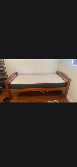 Twin bed  madera  y colchones  como nuevos