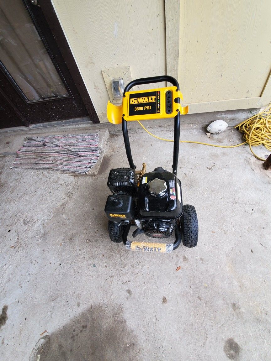 PRESUREWASHER DEWALT 3600PSI EL MOTOR TRABAJA EN BUENAS CONDISIONES LAS BOMBA TIENE POCA PRESION.