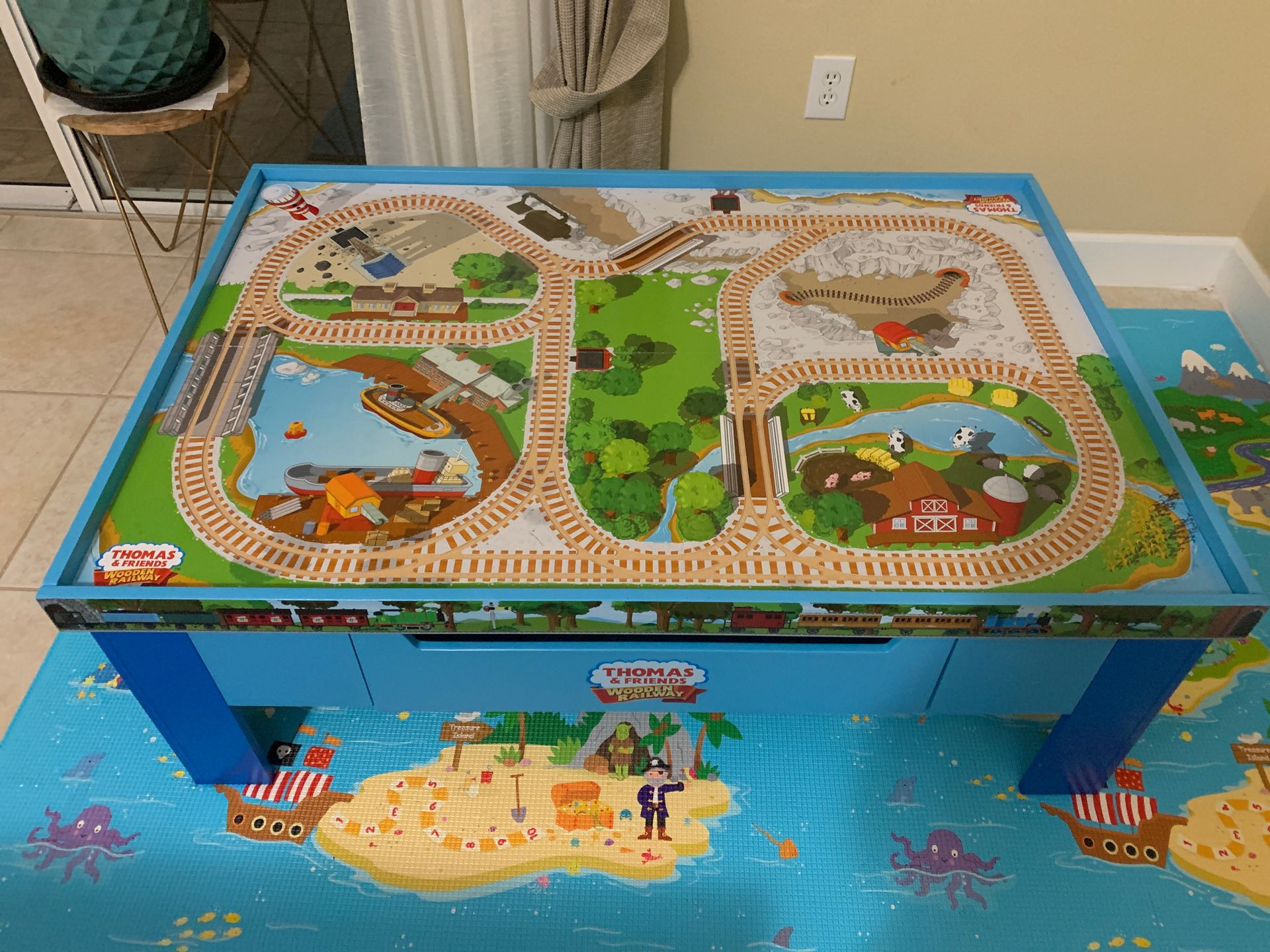 Thomas &friends train table With the mat