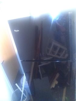 Whirlpool fridge barely used must go 120$