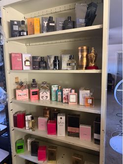 Perfumes y gorras