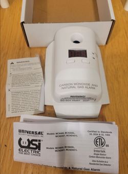 2-in-1 Universal Plug-In Carbon Monoxide & Natural Gas Alarm MCND401 / NEW