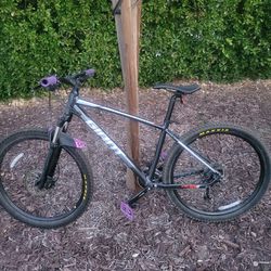 Giant Talon 27.5 Mountain Bike 