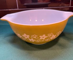 Vintage medium size 1.5qt Pyrex Crazy Daisy mixing bowl
