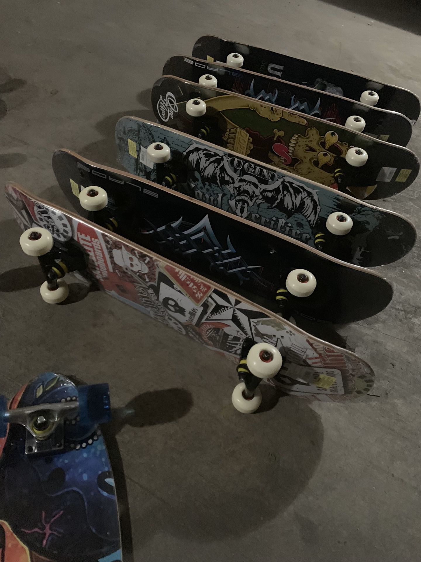 Complete skateboards