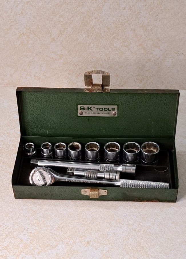 12 Pcs Vintage S•K 3/8" Drive SAE Socket Set & Husky Ratchet Metal Case USA