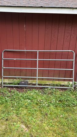 8- ft galvanized tube farm gate