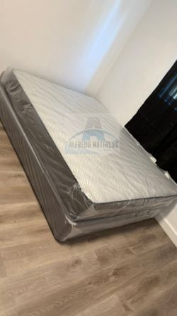 Queen mattress regular set with box spring ( 2pc brand new) 