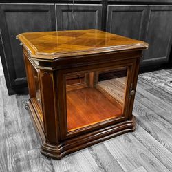 Vintage Gordon’s Fine Furniture Lighted Curio End Table