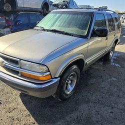 2000 Chevy Blazer PARTING OUT PARTS FOR SALE 