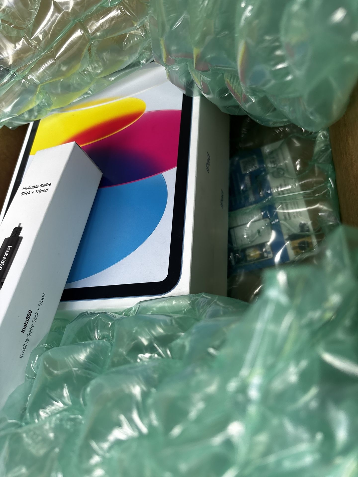 AIRPOD MAX,IPAD 11256GB,INSTA360 SELFIE STICK