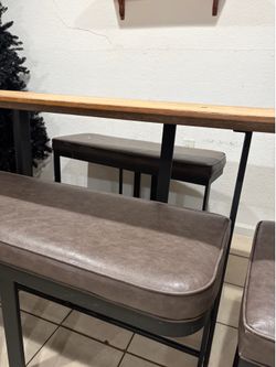 Table with 4 bench seats