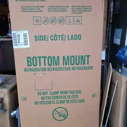 Brand New Ge Black Refrigerator With Bottom Freezer 