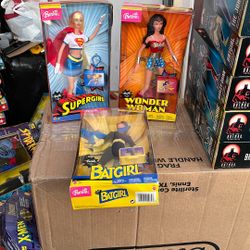 3 Barbis  BATGIRL,SUPERGIRL,WONDERWOMEN