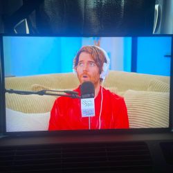 34” Samsung Smart Tv. Great Condition. Tv Mount Include 