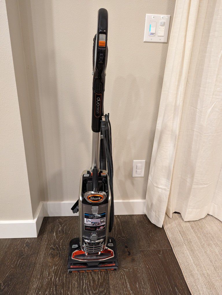 Vacuum Cleaner Shark Duo Clean Lift away, Used Only Around  House. Works Like New.