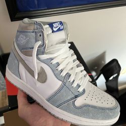 Jordan 1 Hyper Royal 