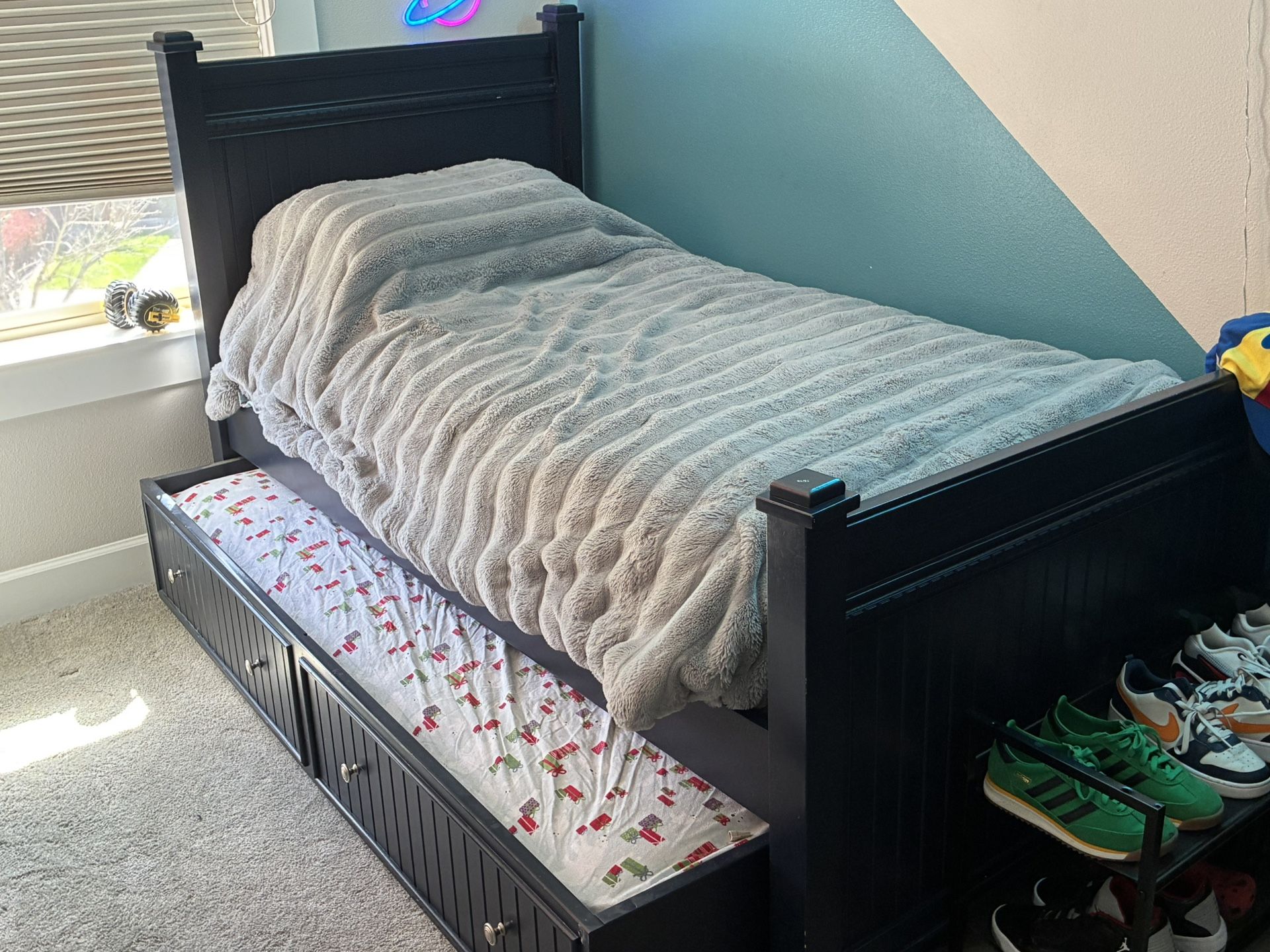 Twin Bed & Trundle With Mattresses