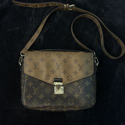 Louis Vuitton (Pochette Metis reverse monogram brown shoulder bag