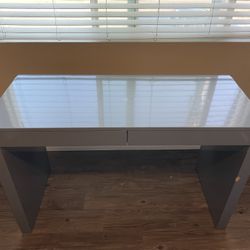 2 Drawer Desk 40in L x 24.5in W x 21in H