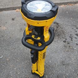 20v 3000L Dewalt Tri Pod Light