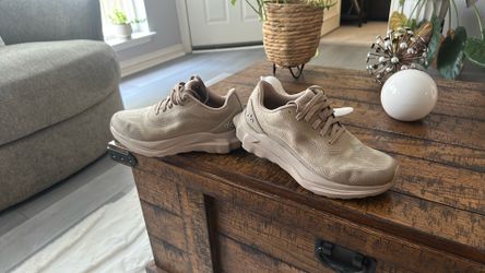Alo Running tennis shoes