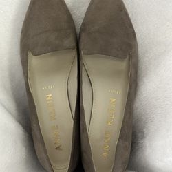 Anne Klein Taupe Heels Size 9 1/2 M Great Condition 1 3/4” Heel Stack Heel With Metallic Accents 