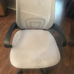 Light Grey computer chair pickup In Southwest Bakersfield