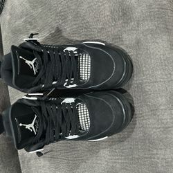 Jordan 4s White Thunders Size 9.5