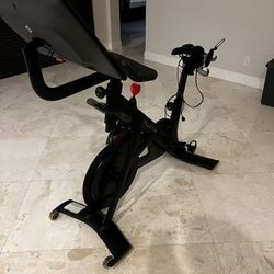 Peloton Bike (Barely Used) – Like New