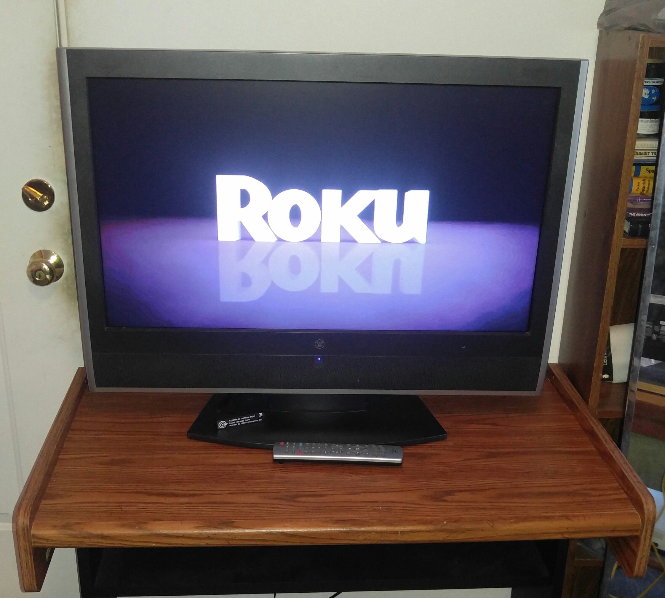 Westinghouse 32" 720p LCD Flat Panel HDTV with new Roku Express+