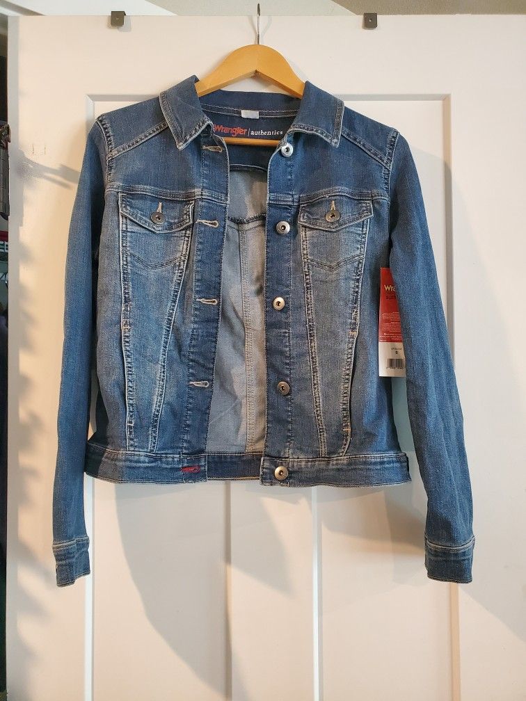 NEW Wrangler Women's Denim Jacket (Small)