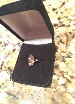 14KT gold w/Unknown pink stone (pink topaz?) w/small diamond (S6)