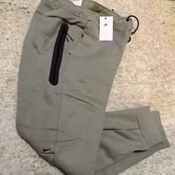 Brand New Nike Tech Fleece Men’s Size XL, Not Jordan, Travis Scott, Kobe, LeBron, Yeezy