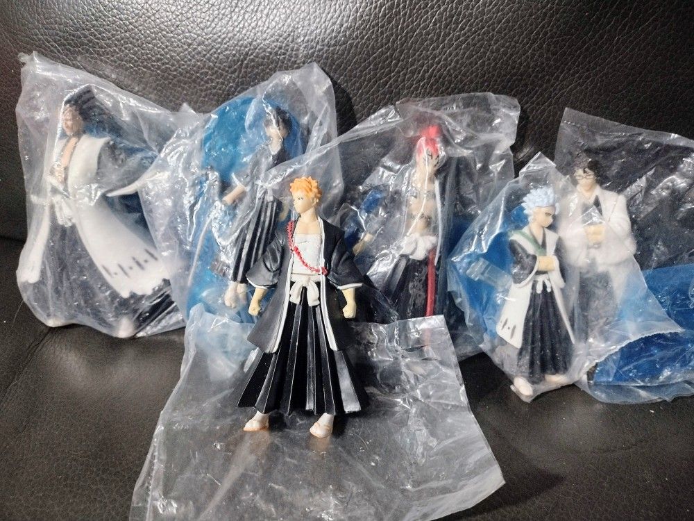 NEW Set Of 5 Mini (Plus Free Ichigo) Bleach Figures With Stands