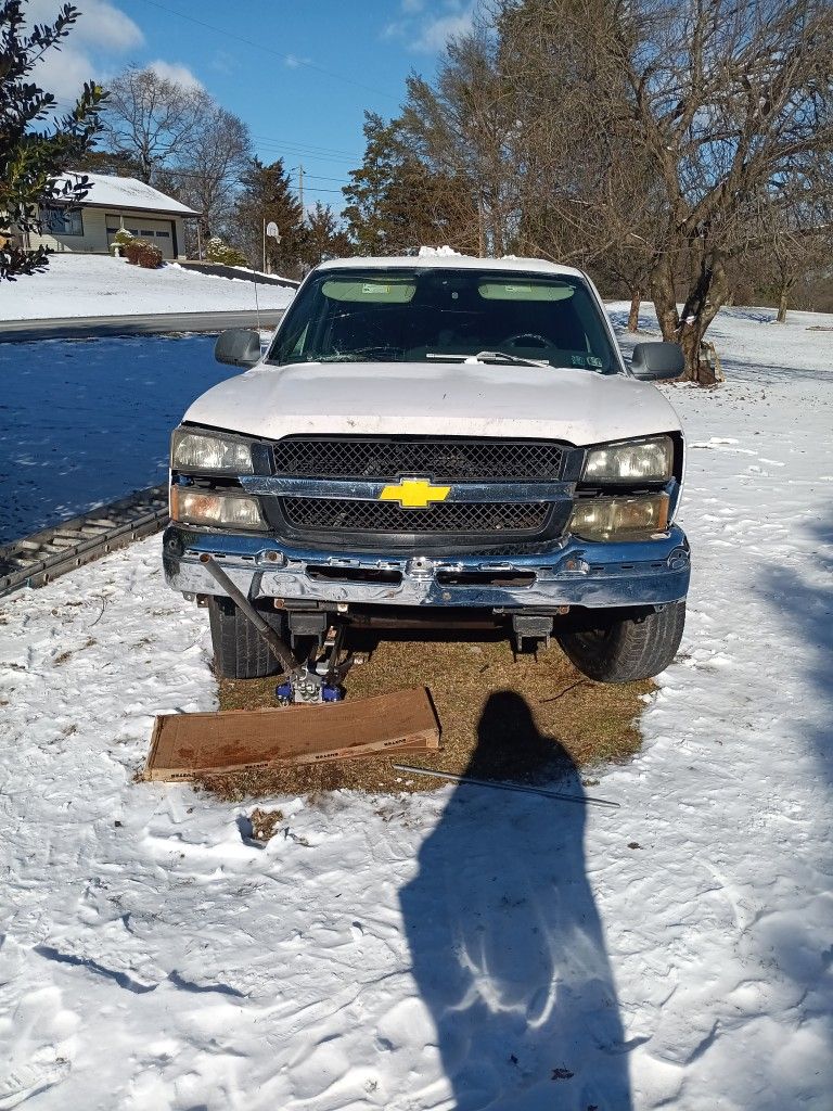 Parts RUNS DRIVES 5.3 New Built Trans 233.000