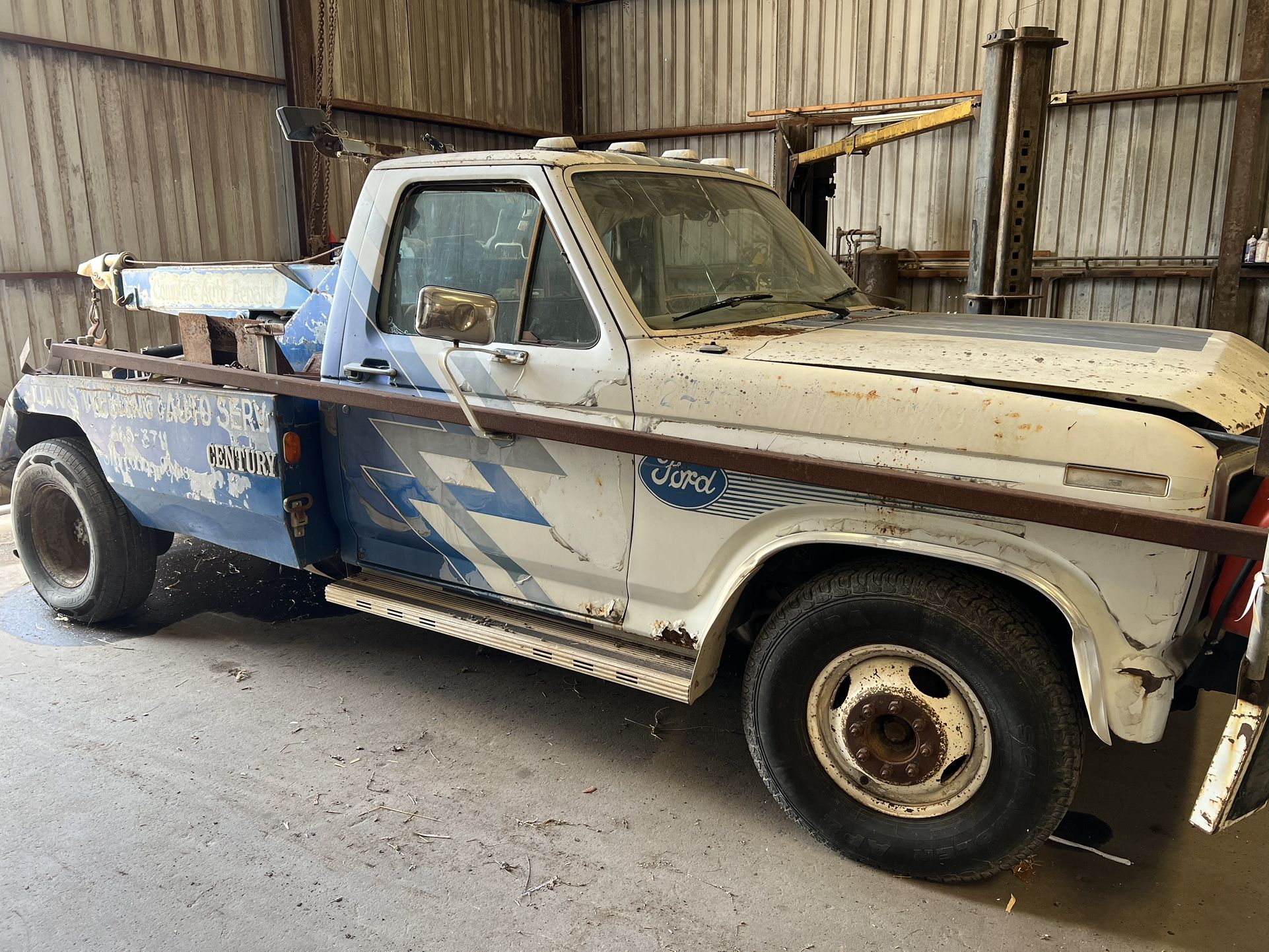 Tow Truck/Winch Truck For Sale 1984 Ford