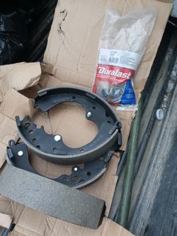 Drum shoe brake set and hardware