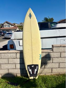 Sakal Custom Surfboard 5’11” Thruster – Includes Fins & Leash