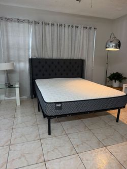 SE VENDE HERMOSA CAMA QUEEN COMPLETA CON COLCHÓN