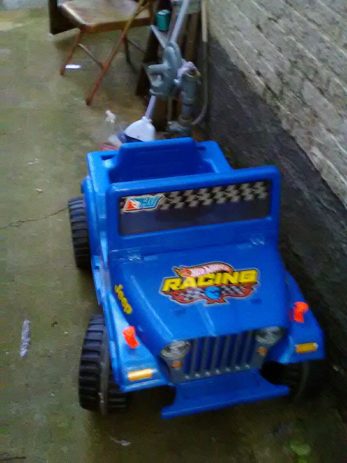 Fisher-Price Power Wheels Hot Wheels blue Jeep 6 volt battery ride-on batteries and charger included used as is