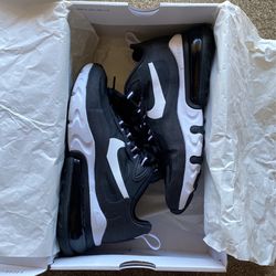 NIKE 270 React Size 6.5 Black/White 
