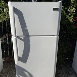 Frigidaire Fridge Apartment Size Really Clean 🕊️