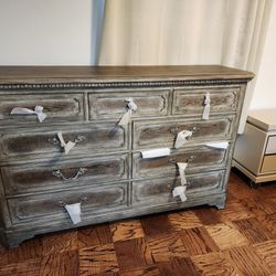 9 Drawer Dresser (hooker Furniture $2900)